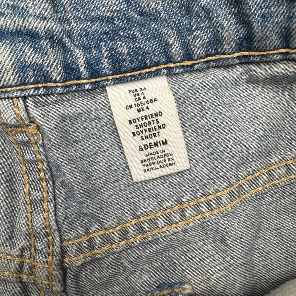 HM &Denim Womens Boyfriend Shorts Light Wash Distressed Blue‎ Denim Size 4